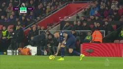 Enlace a Tremendo: Le sacan amarilla a Mourinho por ir al banquillo del Southampton a espiar al cuerpo técnico y leer sus notas