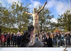 Enlace a La estatua de Zlatan finalmente ha sido derribada.