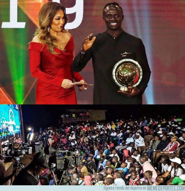 1095426 - La entrega al mejor jugador de Africa de Mané se vivió en su pueblo natal como la final de un mundial.