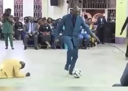 Enlace a Esta iglesia marfileña nos ha dado el espectaculo más surrealista con un pastor 'regateando' feligreses.