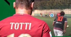 Enlace a Por dios, Totti. Sólo es una pachanga con colegas.