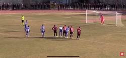 Enlace a En la tercera división de Turquía un portero atajó 3 penaltis seguidos después de que el árbitro repitiera el penalti dos veces
