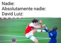 Enlace a David Luiz se ha convertido en un esperpento defensivo