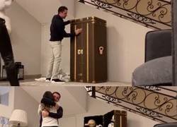 Enlace a DE-TA-LLA-ZO La mujer de Xavi le regaló en su cumpleaños 40 un baúl con los 14 balones más emblemáticos de los mundiales