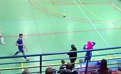 Enlace a Esta jugada en un partido de fútbol sala es el mejor ejemplo del que se puede dar a un niño para el futuro