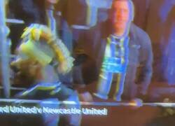 Enlace a El fanático del Newcastle que celebró haciendo un helicóptero con su miembro.