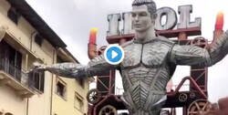 Enlace a El surrealista muñeco de Carnaval de Cristiano hecho de Papel para el carnaval de Viareggio