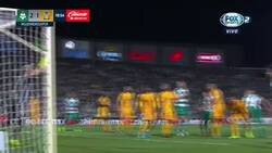 Enlace a Nahuel Guzmán agrede a jugador de Santos. Ni el árbitro, ni el VAR marcaron nada.