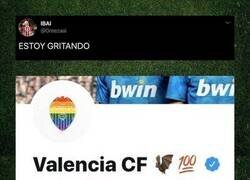 Enlace a Todo Twitter se está riendo por este detalle en el avatar de la cuenta del Valencia en árabe en comparación con las de inglés y español