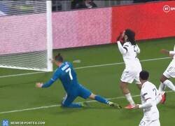 Enlace a El vergonzoso piscinazo de Cristiano buscando un penalti y el posterior berrinche. ¿Cuántas veces he visto esta película?