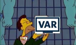 Enlace a El Sevilla sigue vivo en Europa gracias al VAR