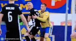 Enlace a Este jugador de la liga polaca se rompió la nariz... con su propia rodilla