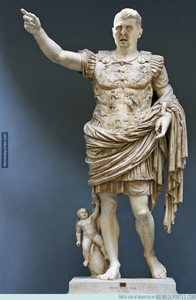 1099760 - Toni Kroos, inmortalizado para siempre señalándonos el camino