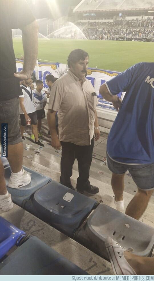 1100175 - Típico, te vas a ver a tu equipo favorito y te encuentras al patrón