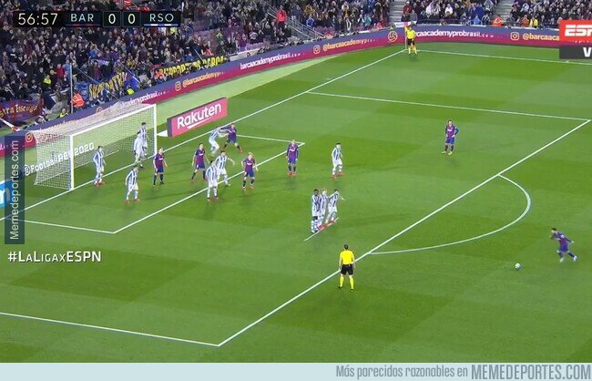 1100185 - El rival cuando Messi tiene un tiro libre. Se pasa, ¿no?