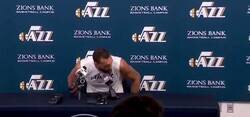 Enlace a Las burlas de Rudy Gobert manoseando los micrófonos de rueda de prensa. Dió positivo a Coronavirus y la NBA ha sido suspendida