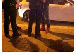 Enlace a La policía haciendo su trabajo, por @LaResistencia