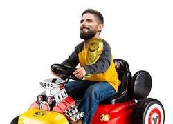 Enlace a Giroud en su Go-Kart pero con una copa del mundo