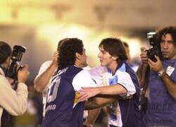 Enlace a Imágenes de 2005. La única vez que Messi y Maradona jugaron juntos