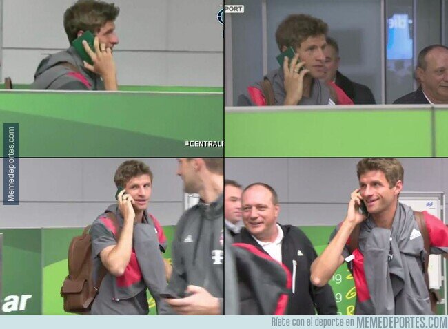 1102277 - Recuerdo de aquél día que Muller usó su pasaporte como teléfono para evitar a la prensa