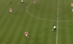 Enlace a Hoy hace 21 años Ryan Giggs anotó este gol maradoniano contra el Arsenal