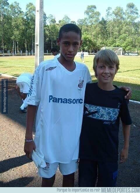 1102728 - Neymar y su padrastro hace algunos años