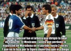 Enlace a El árbitro de la final del mundial de Italia 90' cuenta como perdonó la expulsión de Maradona solo por la admiración que le tenía.