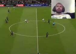 Enlace a La reacción de Agüero completamente sincronizada con la de su homólogo en el FIFA