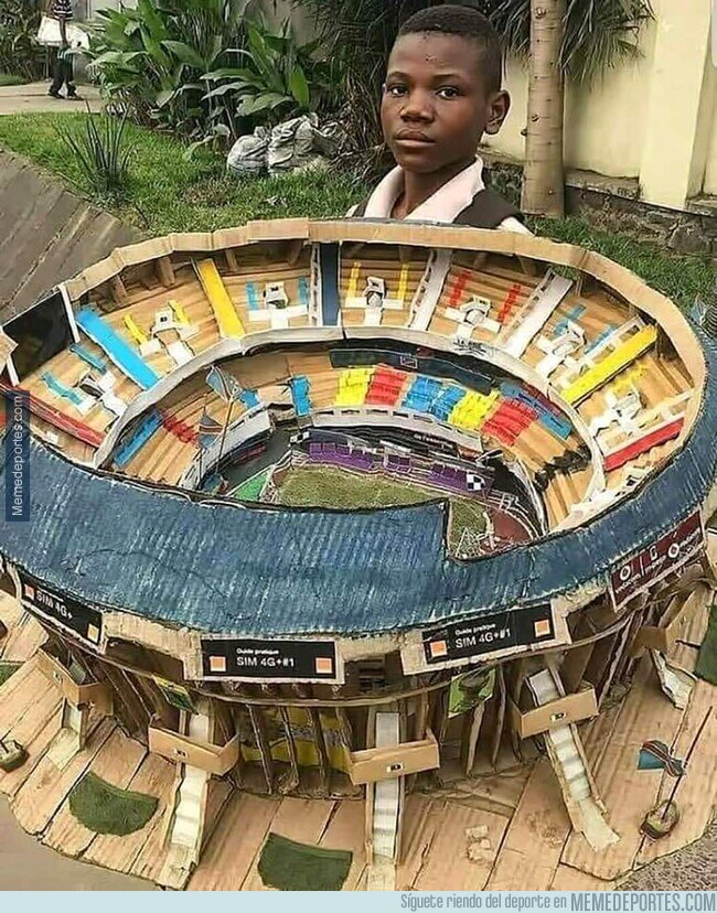 1103693 - El nigeriano de 11 años que recreó el Camp Nou con cartón.