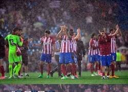 Enlace a Hace 3 años la afición del Atleti le dió una lección al Madrid de como se anima a un equipo a pesar de la derrota y la lluvia.