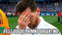 Enlace a Como olvidar el día que Messi predijo desde el himno el desastre de Argentina frente a Croacia
