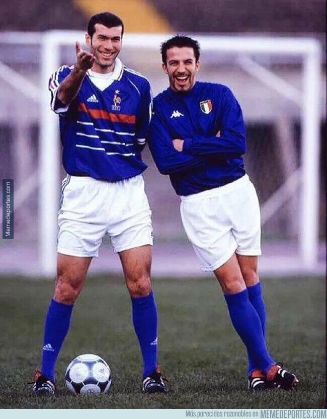 1104477 - Zidane y Del Piero en 1998 emulando la torre Eiffel y la torre de Pisa. Genios.