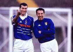 Enlace a Zidane y Del Piero en 1998 emulando la torre Eiffel y la torre de Pisa. Genios.
