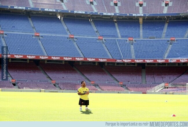 1105953 - Las primeras imágenes de Messi en el Camp Nou. Simpático.