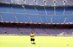 Enlace a Las primeras imágenes de Messi en el Camp Nou. Simpático.