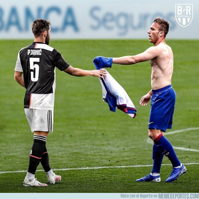 1107973 - Arthur y Pjanic se cambian las camisetas, por @brfootball