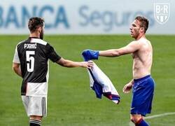 Enlace a Arthur y Pjanic se cambian las camisetas, por @brfootball