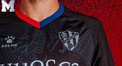 Enlace a La SD Huesca revoluciona el mundo del fútbol con estos de capitán diferentes que usan contra cada equipo que se enfrentan