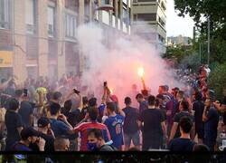 Enlace a Fans del Barça hicieron del descenso del Espanyol una fiesta