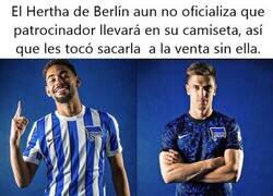 Enlace a La hermosa camiseta del Hertha, que la esta rompiendo sin sponsors en el pecho