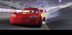 Enlace a Un usuario de Twitter pone la voz de Lobato de la última vuelta de Hamilton con el neumático pinchado con imágenes de 'Cars' y es absolutamente épico