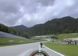 Enlace a Terrible: Valentino Rossi comparte el momento desde su moto del gran accidente en el que volvió a nacer tras librarse por milímetros