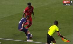 Enlace a Davies poniéndose en las botas de Semedo