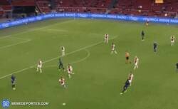 Enlace a Susto en Holanda. Daley Blind se desploma después de que se pare su desfibrilador en un amistoso