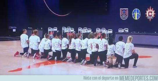 1114413 - Mientras jugadores de la NBA paralizan la competición por los últimos episodios de racismo, las Mystics de la WNBA conmueven a todo el mundo con su gesto antes de jugar