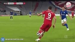 Enlace a La última locura de Lewandowski en pleno partido