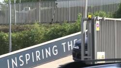 Enlace a Las fuertes imágenes de Suárez despidiéndose entre lágrimas de su último entreno con el Barça