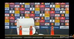 Enlace a Las declaraciones de Gallardo sobre el tapabocas mientras el micro estaba encendido. Vaya metida de pata.