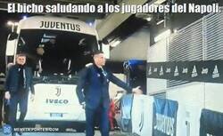 Enlace a Cristiano saludando a los jugadores del Napoli que llegaron para jugar.