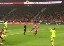 Enlace a Sigue siendo un misterio como Messi bajó aquel balón